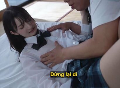 Bố dượng không còn kiềm được trước cô con gái trong bộ đồng phục bị ướt mưa
